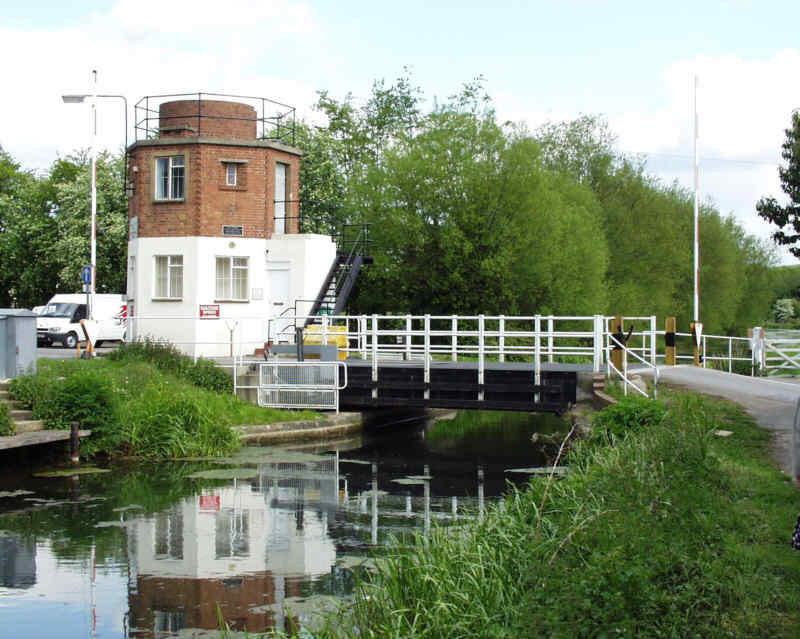 Bonds Mill lift bridge - Stroudwater Navigation